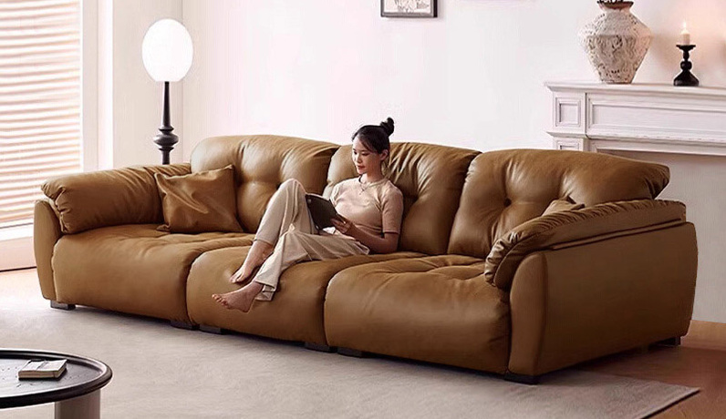 欧瑞仕 意式极简 焦糖云朵沙发 臻品级复古油蜡布 蓬松舒适饱满全方位羽绒包裹 可调节拉伸靠背 超大坐深尽情舒展 可拆卸靠包便于清洁 精巧拉点设计 柔软圆润扶手 大四人位沙发