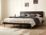 汉森庄园 英伦风 进口实木微雕工艺 设计感深浅光影变化 厚实大板床头 锻打锤纹肌理 阿尔贝托雕塑金属高脚 1.5*2.0米 实木床（搭配满铺燕尾油漆床板）