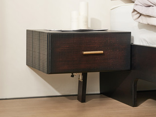  英伦风 进口实木微雕工艺 设计感深浅光影变化 独特优雅悬浮感 床头柜