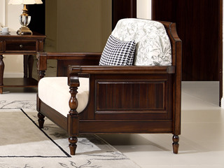  经典美式风格 高品级北美进口桃花芯木 高织高密棉麻布 曲线弧度圆润实木脚 高弹厚实饱满海绵座包 进口俄罗斯落叶松实木框架 黑胡桃色 单人位沙发